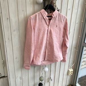 Ralph lauren skjorta - Säljer denna snygga ljusrosa raffe linneskjorta som e perfekt under sommaren! Size xs. Skick 9/10. Flawless. Hör av dig vid minste fundering✌️
