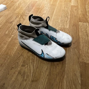 Nike fotbollsskor - Säljer fotbollsskor från Nike. Skorna har en modern design med snörningsfri överdel och en robust sula med dobbar för bra grepp på planen. Skick 7/10. Skriv vid intresse📩✨