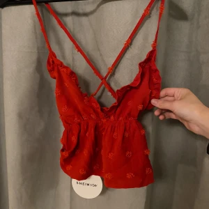 Röd topp  - Säljer denna då den inte kommer till användning