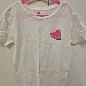Vit t-shirt med vattenmelontryck från Lager 157 - Säljer en vit t-shirt från 157 med ett färgglatt vattenmelontryck på bröstet. 🍉 Gulnat lite. 