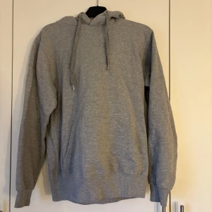 Grå hoodie - säljer en vanlig grå hoodie. ingen aning vart den är ifrån men min gissning är H&M. storlek xs men passar s också!