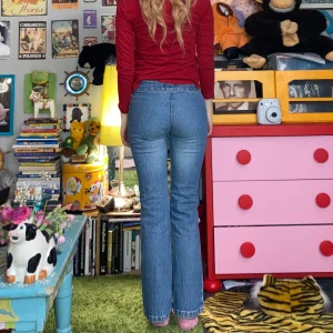 Vintage utsvängda jeans lågmidjade y2k - Snygga vintage jeans utan fickor. Jag har vanligtvis xs och är 162cm för referens. Jeansen är använda och har lite slitage på kardborrebanden som syns på bilderna, men påverkar ej användningen. Hör av dig om du undrar något⭐️ Midja 32cm, innerbenslängd 71cm. 