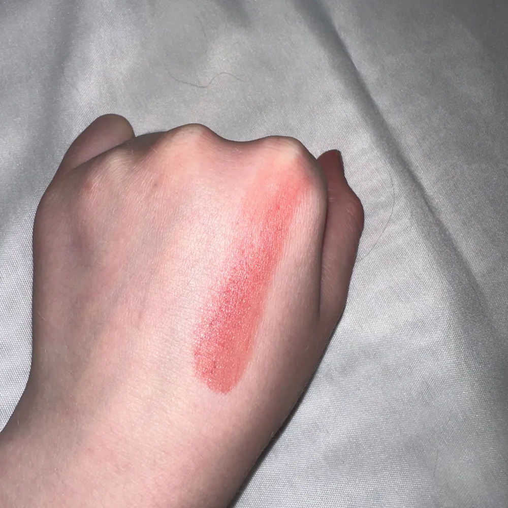 Säljer en By Lyko Skintastic Face Stick i nyansen Berry Kiss. Denna krämiga stick är perfekt för att ge kinderna en fräsch och naturlig rodnad. Enkel att applicera och smidig att ta med i väskan.. Beauty.