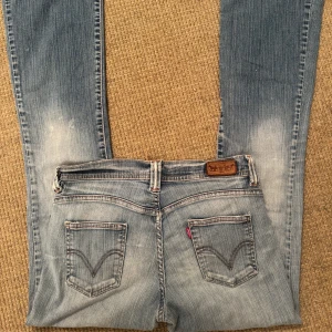 Levis jeans - Säljer mina älskade lågmidjade ljusblåa vintage Levis jeans då de tyvärr blivit för små. Inga större slitningar bortsett från hylsan som gått sönder, se bild. I storlek 29x36. 