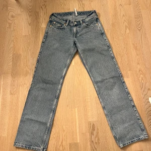 Blå jeans från Weekday - Snygga blå jeans från Weekday med rak passform. Har tyvärr inte fått användning av dessa och säljer därför de! Endast använda 4-5 gånger 