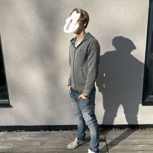 Grå polo Ralph Lauren  - Säljer en stilren grå hoodie med dragkedja. Perfekt för en avslappnad look. Den är i bra skick saknar snöra till tröjan dock!🙌🏻