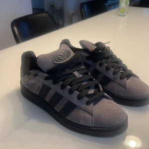 Campus - Köpte ett par Campus när jag var i England knappast använda kanske 3-5 gånger färgen är väldigt unik har inte sätt någon som har de så köpte grå svarta säljs för 1000 pris kan diskuteras, Kan frakta men står inte får frakten 