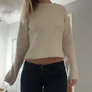 Beige stickad tröja med knyt i ryggen  - Jättefin stickad tröja med knyte i ryggen