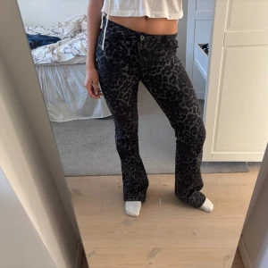 Leopard jeans - Snygga svarta jeans med leopardmönster. De är bootcut💞 