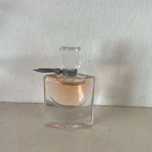 Mini Lancome parfym - Endast luktad på och inte använd nån gång. Säljer då det inte är min typ av doft💕pris går att diskuteras