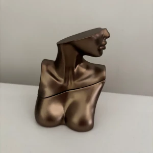 Billie Eilish - Parfym från billie eilish. Ca 40 % är kvar. Doftar super gott men det är ingen jag sträcker mig efter längre🤎