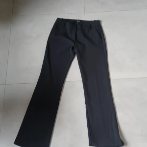 Svarta Kostymbyxor bik bok - JAG TAR BARA EMOT INSTABOX (Kanske andra). Jag säljer dessa kostymbyxor byxor från bik bok på grund över att jag inte har någon användning av dem längre. Dem är i väldigt bra skick då jag bara har använt den max 2 gånger. Modell: Vera regular. Priset kan diskuteras. Nypris: 500kr