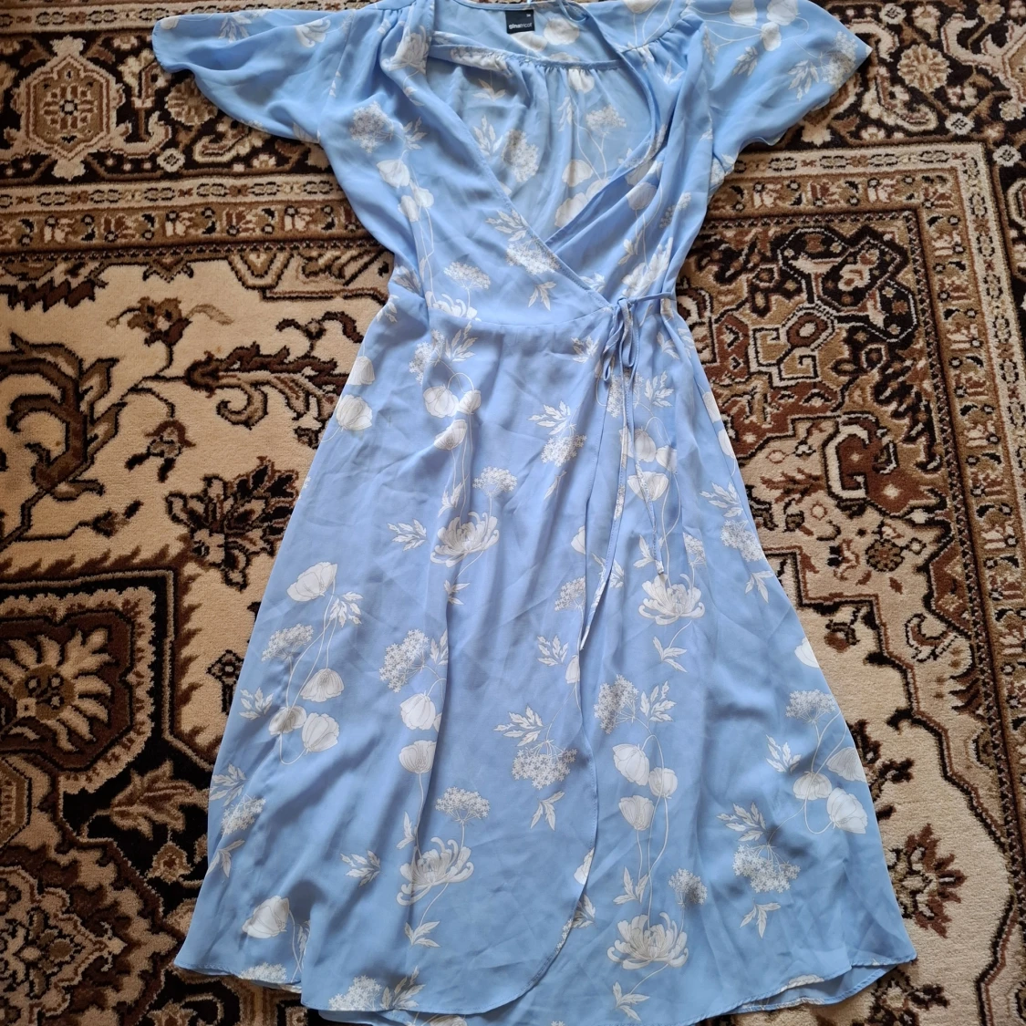 Ljusblå blommig omlottklänning - 1