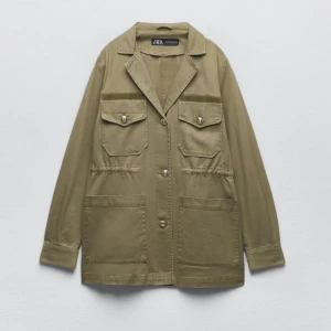 Olivgrön jacka från Zara - Så snygg olivgrön jacka från zara perfekt för sommaren!🌷🫶 Helt ny och oanvänd med prislapp kvar (köpt för 559kr). I storlek S men passar även XS - M