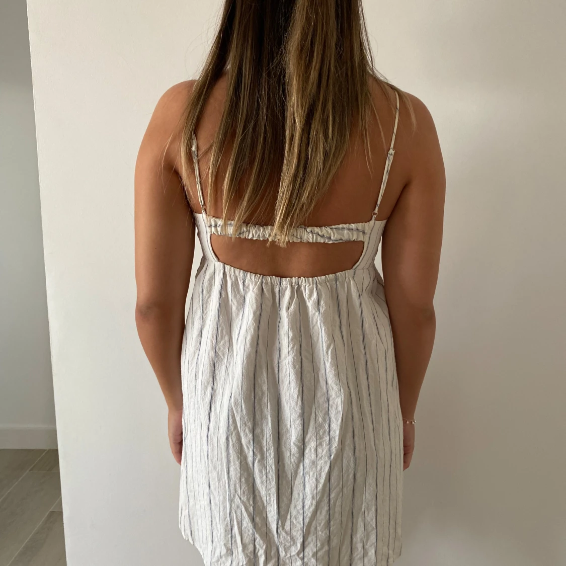 Vit och blårandig sommarklänning med tunna axelband - 1