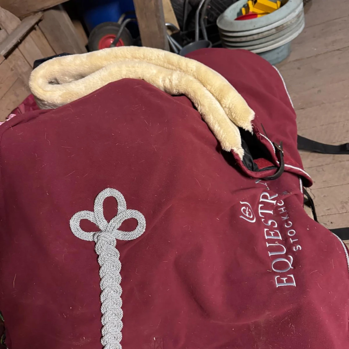 Vinrött fleece täcke från Equestrian Stockholm - 1