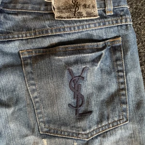YSL jeans  - Säljer dessa extremt ovanliga Ysl jeans. Storleken är 36/34 men jeansen sitter mer som en 34/34. Skriv vid fler frågor och funderingar!