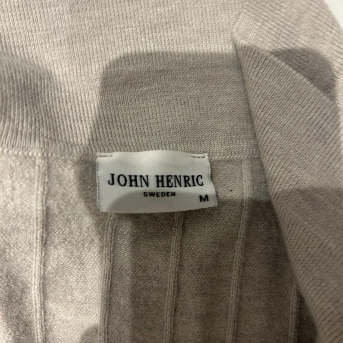 Beige stickad pikétröja från John Henric - 1