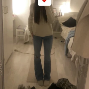 Blå jeans med hål på knät Ginatricot - Säljer ett par jeans från Ginatricot. Dessa byxor är för små förmig och kan därför inte erbjuda fler bilder där jag har på mig byxorna. De är i bra skick och är i strl 34❣️