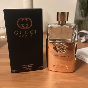 Gucci Guilty edt 90 ml - Säljer parfymen Gucci Guilty edt i en 90 ml flaska. Har markerat med rött så mycket som finns kvar i flaskan (cirka 50 ml). Kartong medföljer. 
