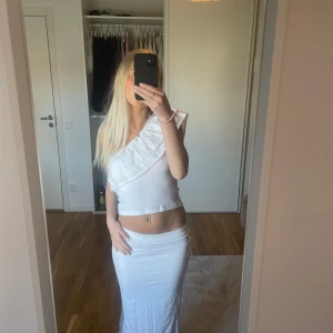 Sommar topp - Perfekt vit topp till sommaren ifrån ginatricot, från barnavdelningen men passar xs/s❤️