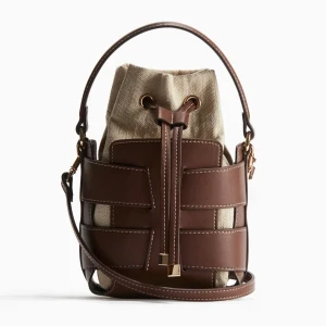 Hm bucket bag med axelrem - Säljer denna slutsålda bucket bag från hm i brunt. Kommer med axelrem, Helt ny oanvänd.