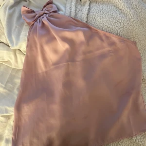 Ljusrosa satin one shoulder topp med rosett - Super söt ljusrosa satin one shoulder topp med en stor rosett på axeln🙌🏼storlek S💞inga defekter!