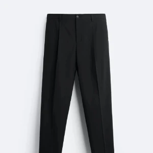 Kostymbyxor Svarta - Säljer dessa kostymbyxor från Zara, dem är helt svarta och aldrig använda, hör av dig vid frågor :))