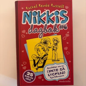 Nikkis dagbok #6: Berättelser om en (inte så lycklig) hjärtekrossare - Följ Nikki i hennes sjätte dagbok där hon delar med sig av pinsamma, roliga och dramatiska ögonblick från sitt tonårsliv. Perfekt för dig som gillar humor, vänskap och vardagsdrama!