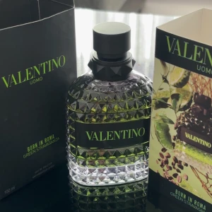 Valentino Uomo Born In Roma Green Stravaganza EdT - Parfymflaska från Valentino Uomo Born In Roma Green Stravaganza. Flaskan är genomskinlig med ett diamantmönster och svart etikett med grön text. Kommer i svart och grön förpackning med naturinspirerat motiv. Volym: 100 ml.