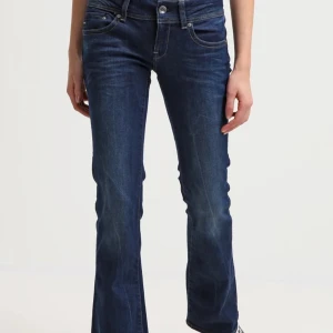 Mörkblå bootcut jeans från G-star - Snygga mörkblå jeans från G-star, nypris är 1200kr✨