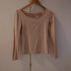 Ljusrosa långärmad topp från 157 - Säljer en ljusrosa långärmad topp från 157. Toppen har en rund halsringning och är tillverkad i mjuk bomull med lite stretch för en bekväm passform. Perfekt att styla till jeans eller kjol.