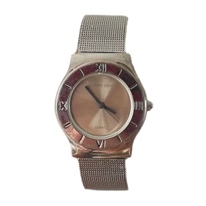 Silverklocka Carpe Diem Quartz - Silverklocka med rund urtavla 🩶*batteriet behöver fixas, funkar ej!                                   Urtavla diameter: 3 cm Urtavla längd: 3.3 cm Totala längd: 22.5 cm