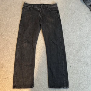 Svarta space jeans från weekday  - Svart space jeans i storlek 30/32 