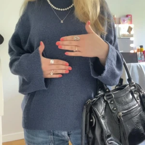 Mörkblå stickad tröja - Säljer en superfin mörkblå stickad tröja från lager 157. Aldrig använt, storlek XS🥰🥰