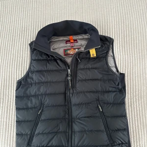 Parajumper Väst - Säljer nu denna Parajumper väst då jag ej har någon användning av den längre, Den är i Storlek M och är till 100% äkta! Det billiga pris är till då jag vill få sålt den så snabbt som möjligt då jag har ögonen på andra saker jag vill göra för pengarna👍 Kontakta mig gärna vid minst förfrågan👍