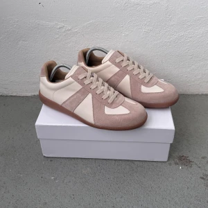 Maiden Margiela skor - Säljer ett par snygga Margiela skor i skick 10/10   Allt fås med på bild   Tveka inte på att höra av dig vid fler frågor   Mvh