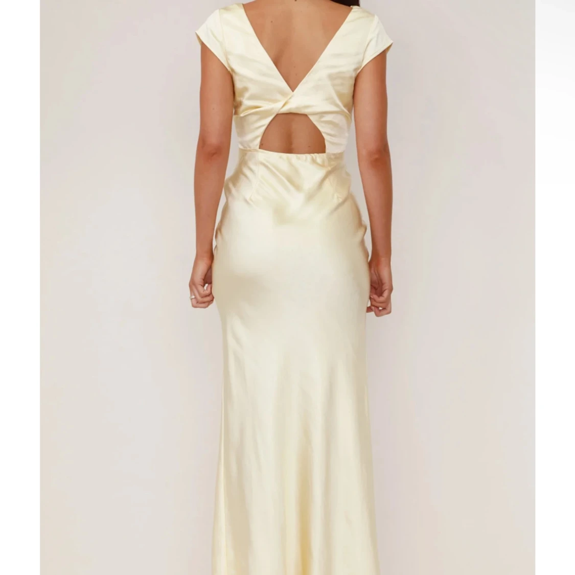 Champagnefärgad långklänning i satin - 2