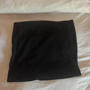 Svart kortkjol med slits - Svart kjol ifrån lager 157, storlek M🦋