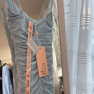 Ljusblå rusched mini dress från Oh Polly - Superfin klänning jag aldrig haft på mig :( prislapp och allt är kvar så den är helt ny 🩵
