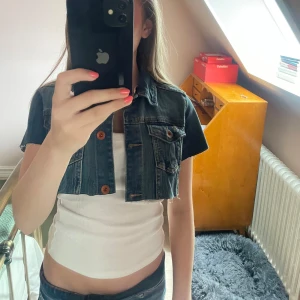 Jeans bolero  - Säljer en croppad jeans bolero som jag har klippt själv. Det kommer tyvärr inte till användning längre. Pris kan diskuteras.