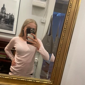 Ljusrosa långärmad tröja från Ralph Lauren - Säljer en ljusrosa långärmad tröja från Ralph Lauren med en fin broderad vit klassisk Ralph Lauren logga💕Tvättar såklart innan jag skickar iväg 💕 Skriv gärna vid frågor 🥰