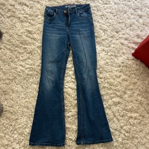Blå flare jeans från Blue Ridge - Säljer mina favorit jeans från blue ridge då de inte passar längre. Strl 158 och inprincip nyskick💕 pris kan diskuteras vid snabb affär!!☺️
