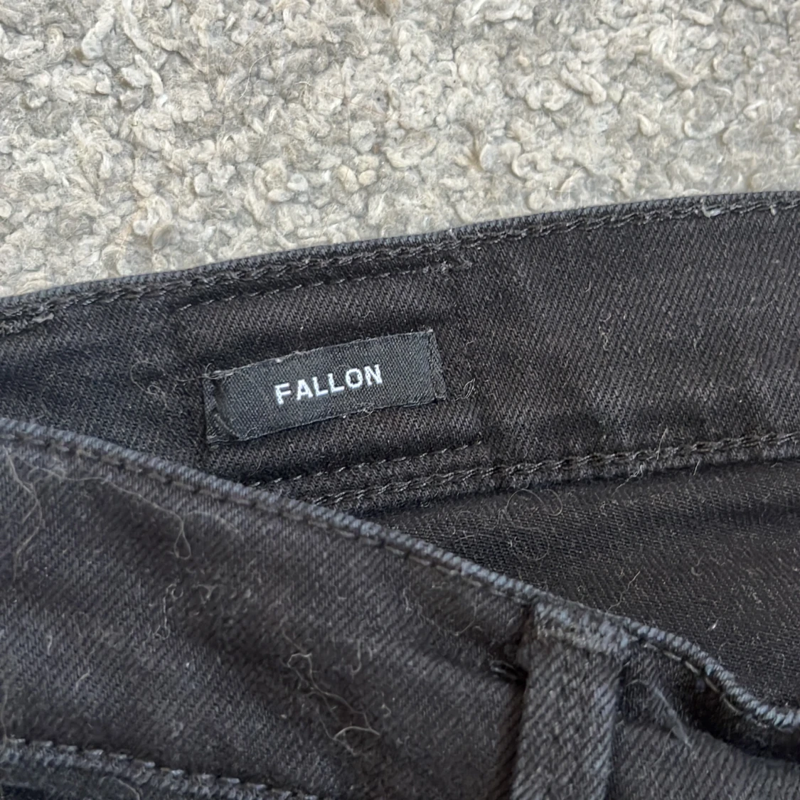 Svarta low waist jeans från LTB, modell Fallon - 2