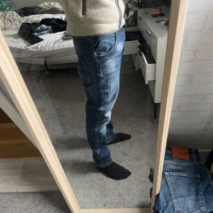 Replay jeans - Säljer dessa replay jeans som har några små tecken på användning som ni ser på sista bilden annars är de väldigt bra skick De har en rak passform  Längd 96cm Midja 44cm