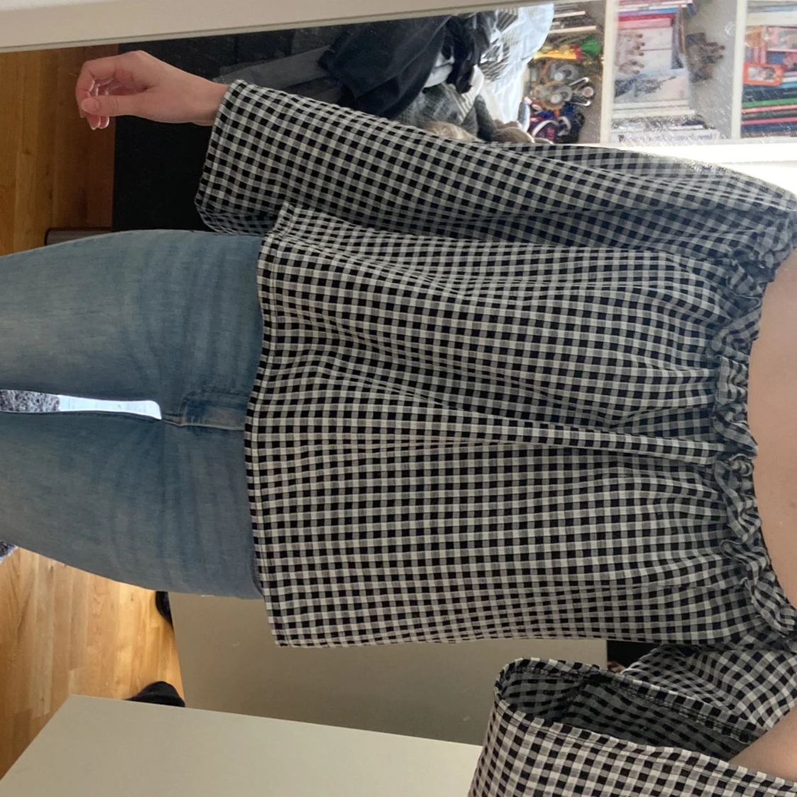 Svartvit rutig offshoulder-blus från NLY Trend - 2