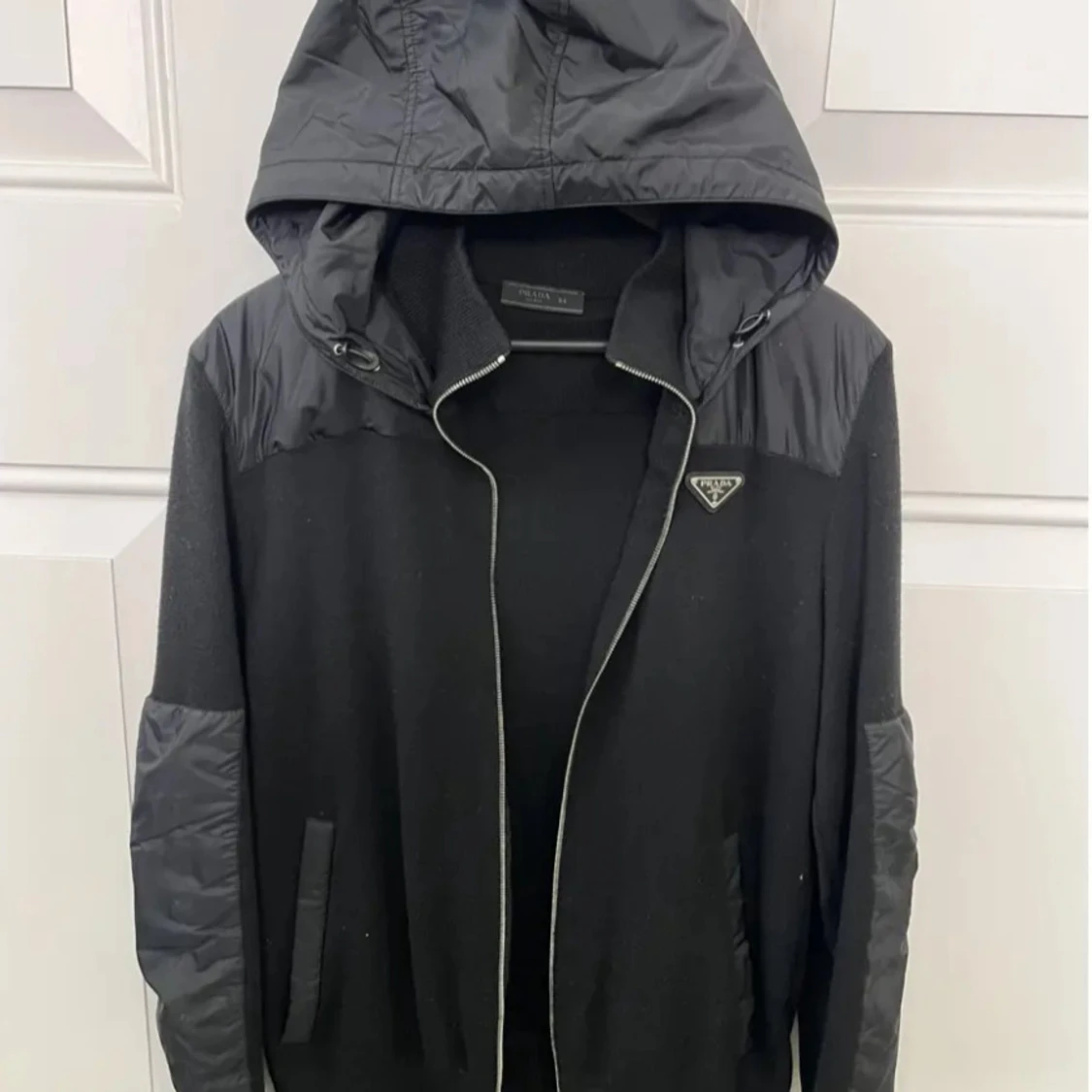 Svart jacka med huva från Prada