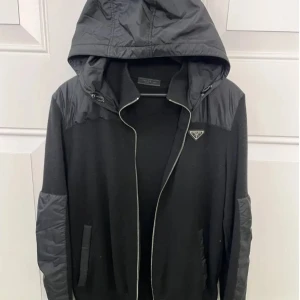 Svart jacka med huva från Prada - Söker denna prada cardigan strlk S i svart. Max 4000kr