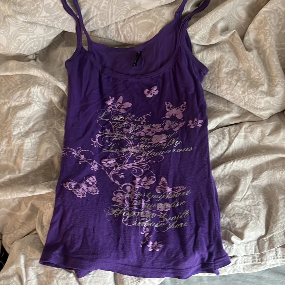 Lila linnetopp med fjärilsmönster från Amisu