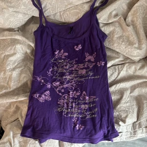 Lila linnetopp med fjärilsmönster från Amisu - Insydd på sidan men det märks inte när man har på sig den!💞Aldrig använd av mig men köpte här på plick, är rätt så uttöjd och så därför är priset billigt 